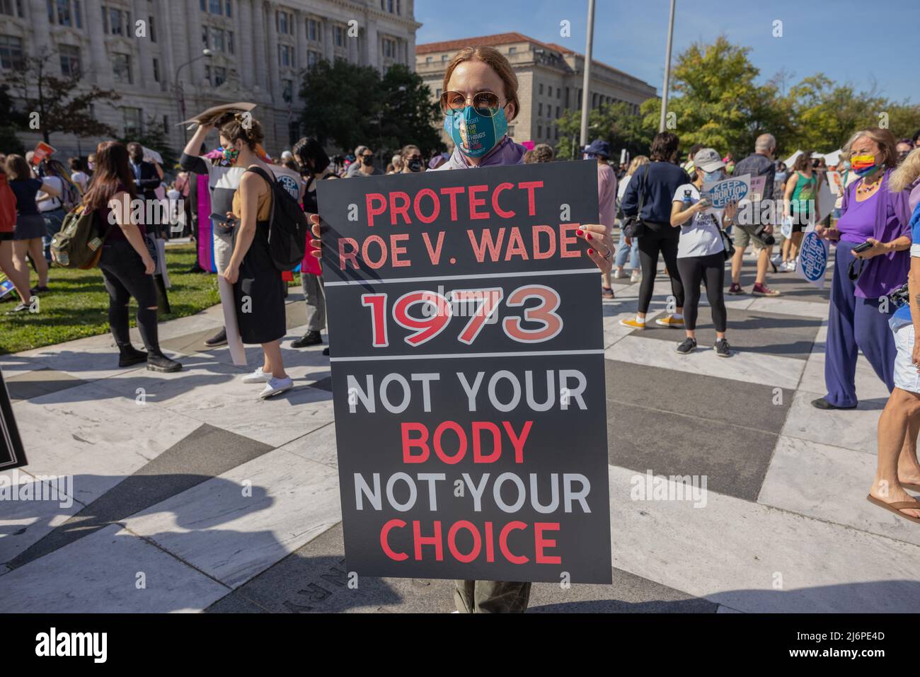 WASHINGTON, D.C. – le 2 octobre 2021 : les manifestants se rassemblent sur le Freedom Plaza de Washington, D.C., au cours de la Marche des femmes de 2021. Banque D'Images