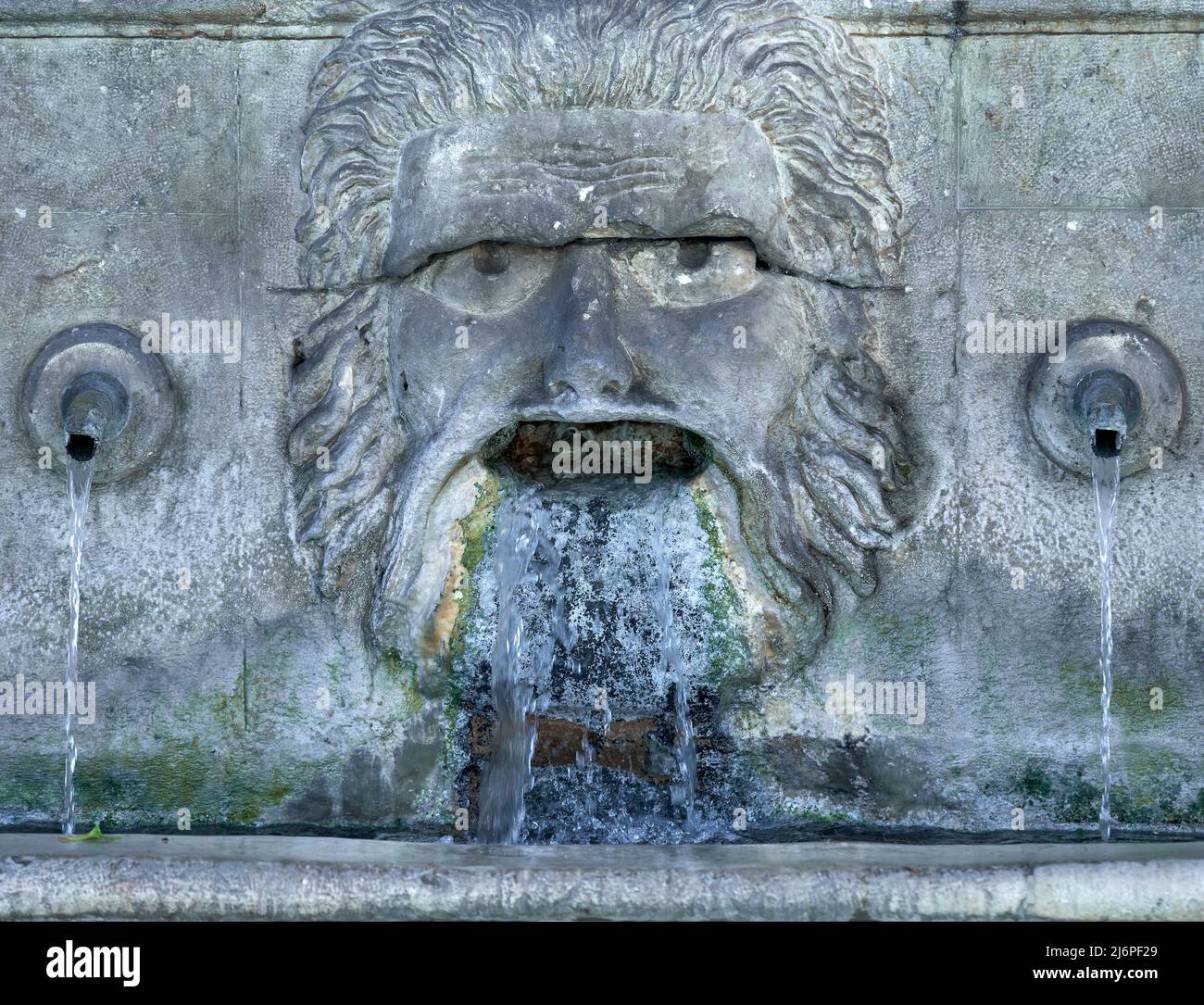 Fontaine murale avec une énorme cuvette et 25 tuyaux en bronze en forme