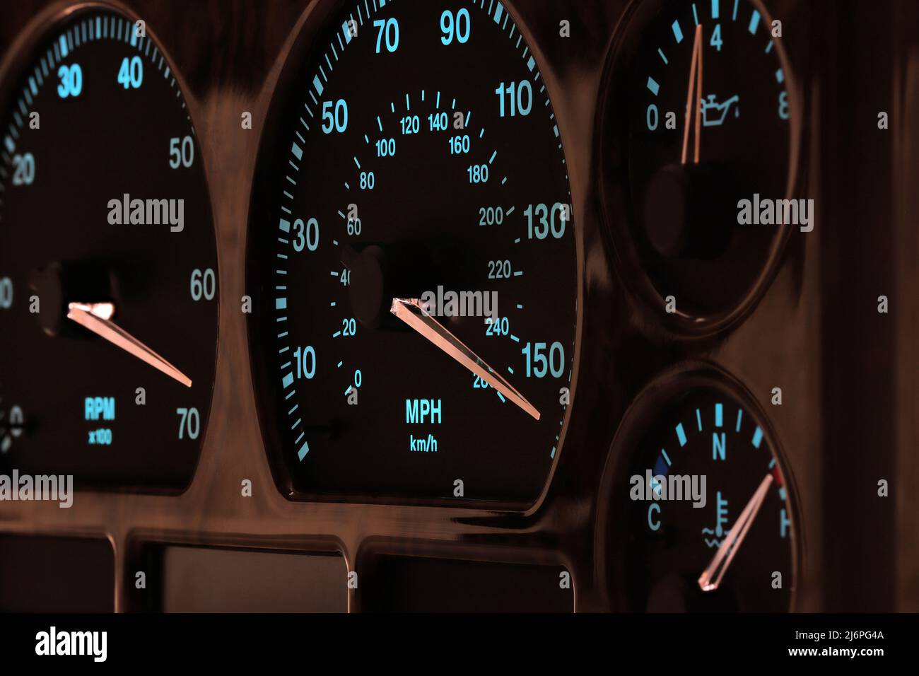 indicateur de vitesse du tableau de bord de la voiture à pleine vitesse en mode nuit éclairé Banque D'Images