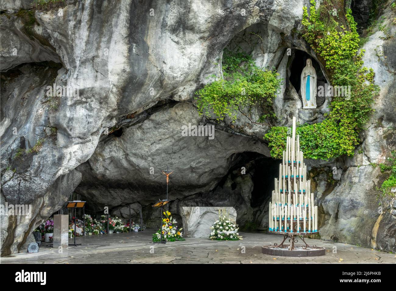 Statue de la Vierge Marie dans la grotte de notre-Dame de Lourdes, France Banque D'Images