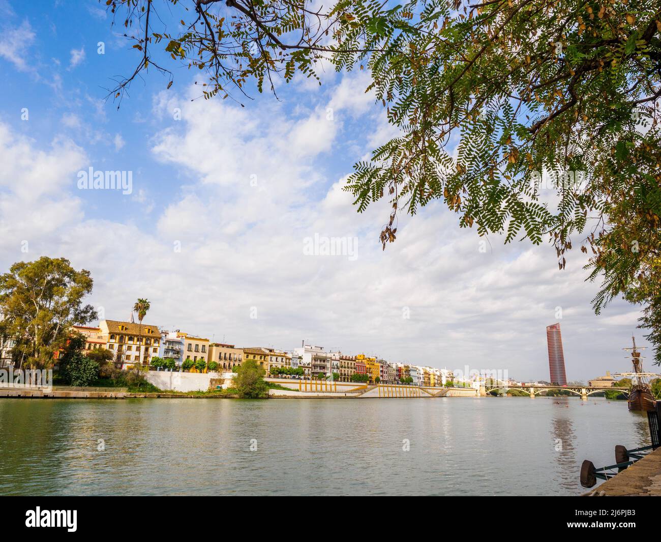 Maisons colorées du quartier de Triana sur le fleuve Guadalquivir - Séville, Espagne Banque D'Images
