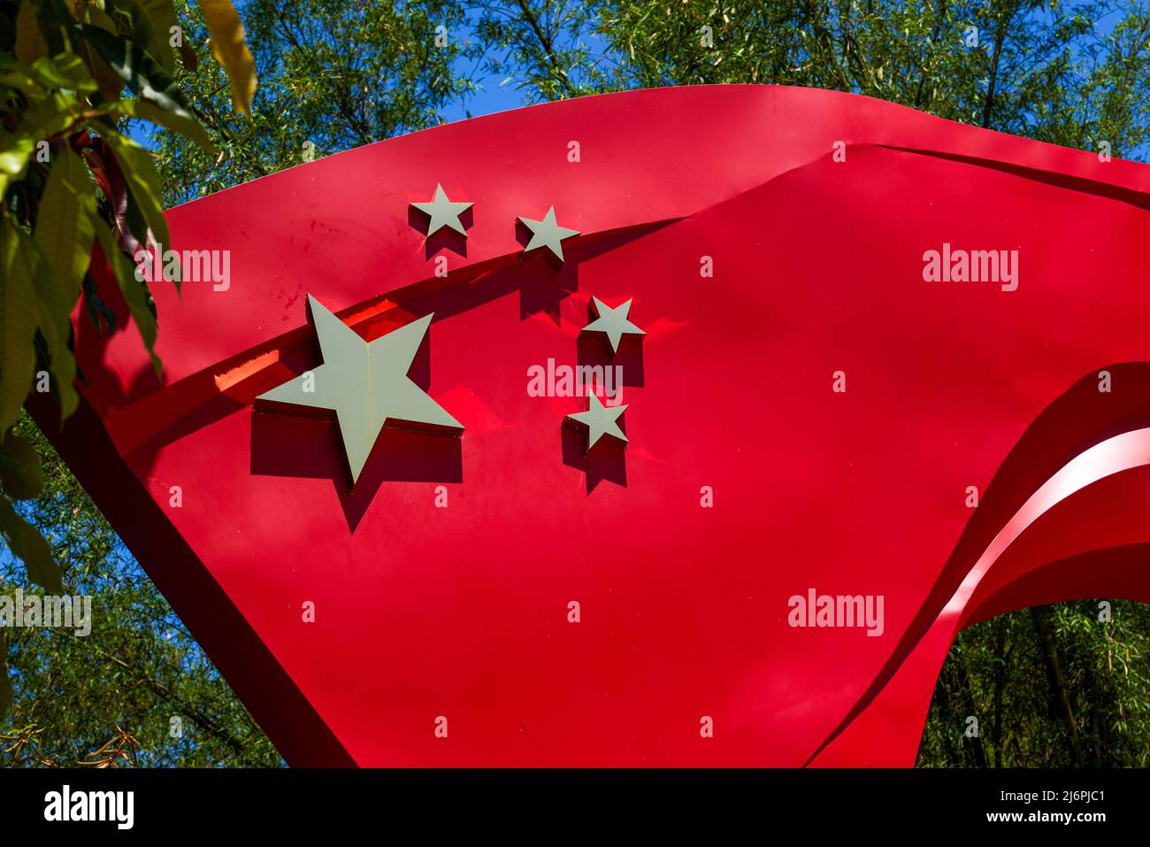 Gros plan de la sculpture volante du drapeau rouge cinq étoiles Banque D'Images