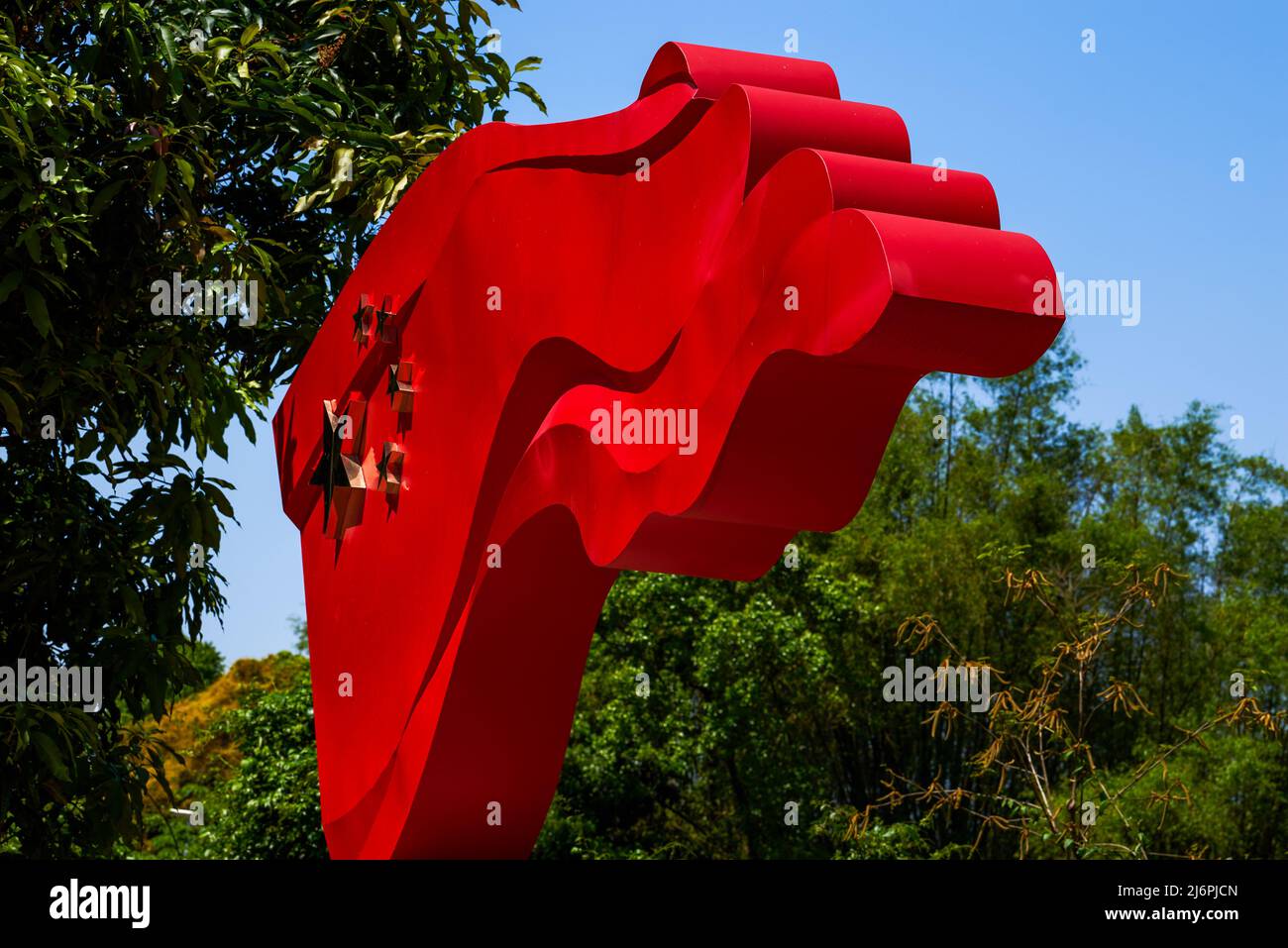 Gros plan de la sculpture volante du drapeau rouge cinq étoiles Banque D'Images