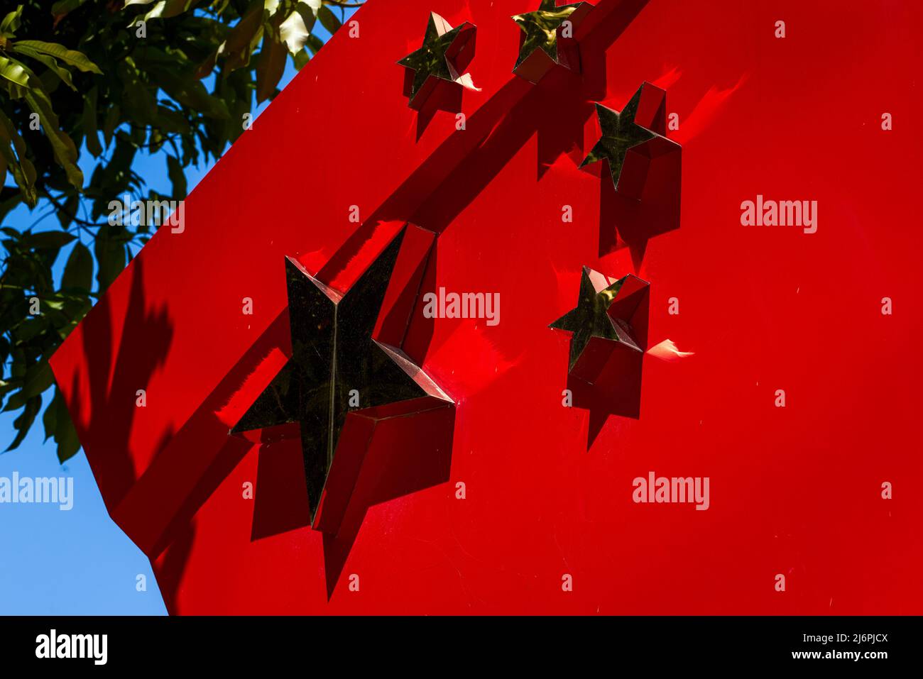 Gros plan de la sculpture volante du drapeau rouge cinq étoiles Banque D'Images