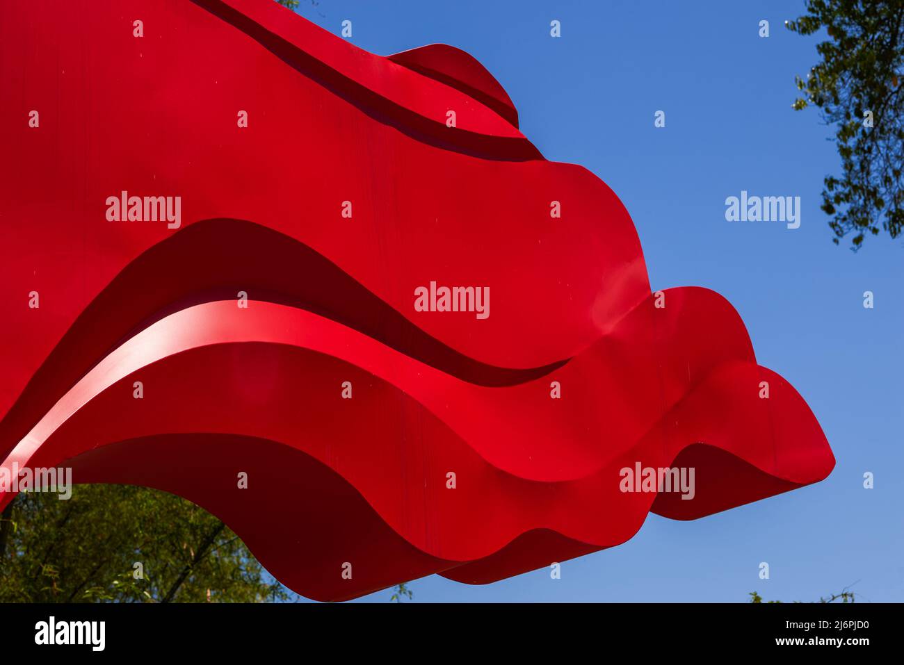 Gros plan de la sculpture volante du drapeau rouge cinq étoiles Banque D'Images