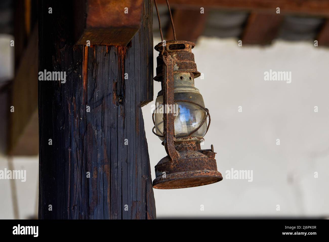 Gros plan d'une lampe rétro à kérosène accrochée à un piquet en bois Banque D'Images