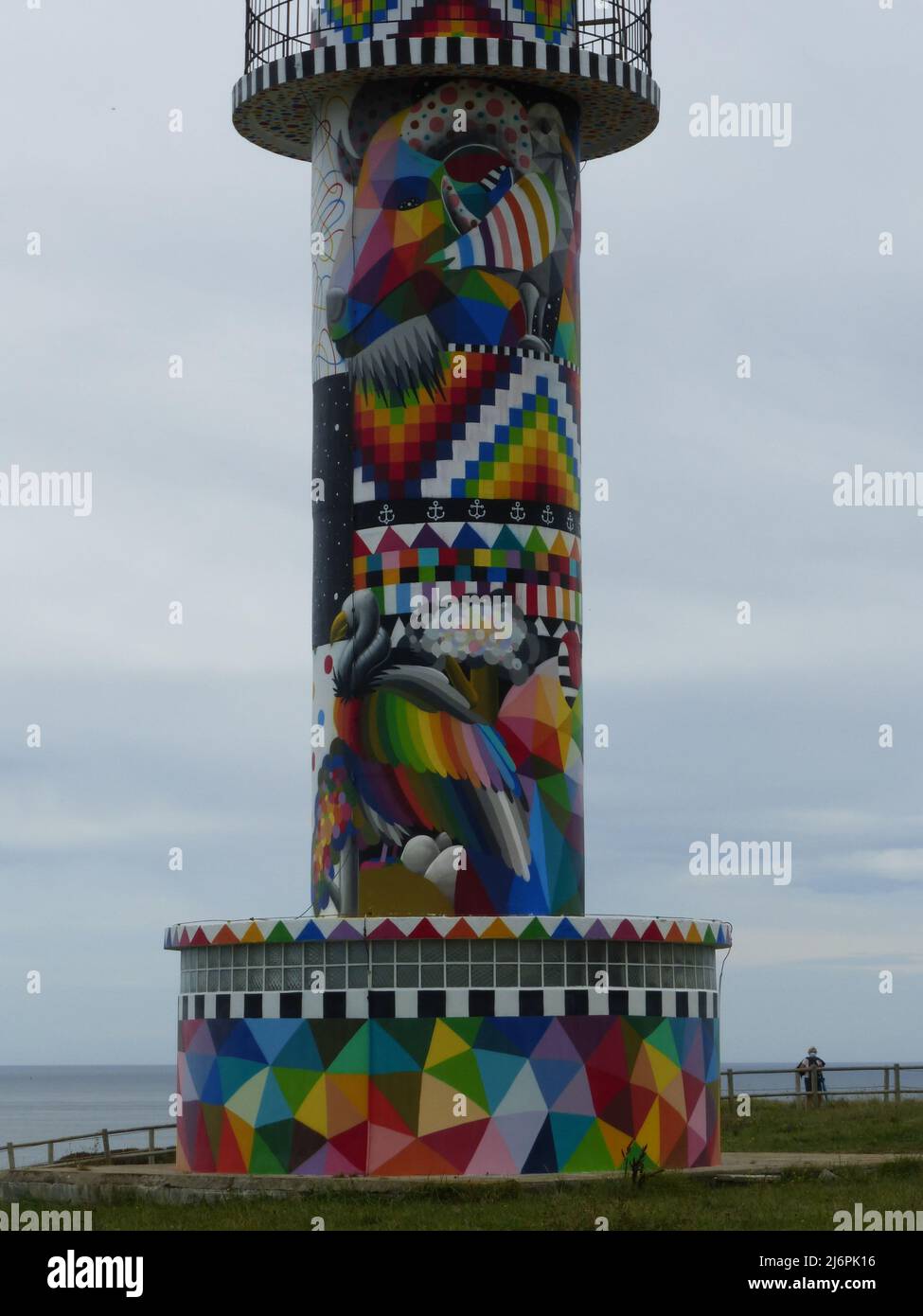 Phare d'Ajo, Cantabria, un phare très coloré. Espagne. Banque D'Images