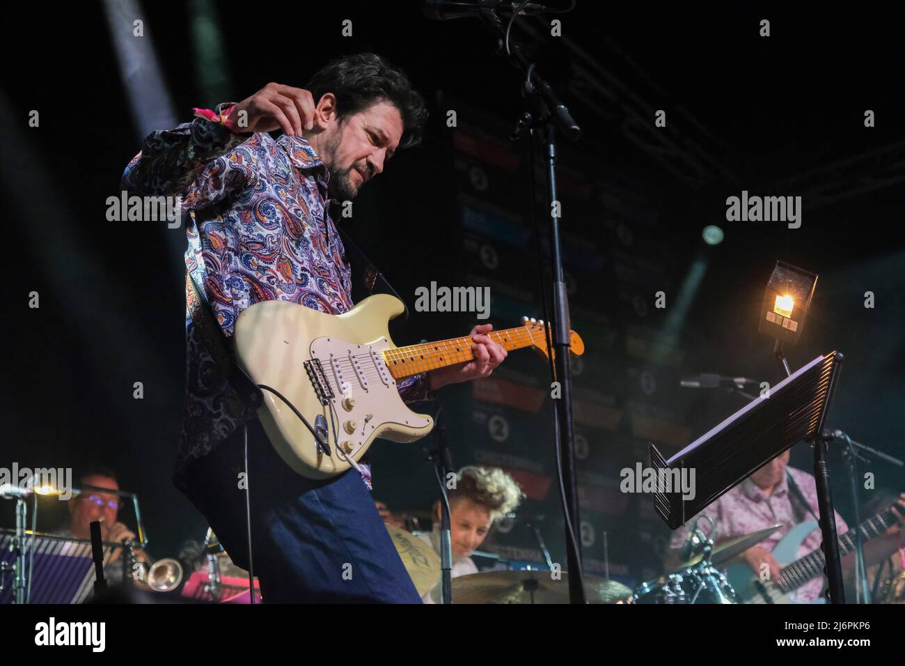 Le guitariste Denny Ilett joue avec le Electric Ladyland Big Band dans le Jazz Arena, Cheltenham Jazz Festival, Royaume-Uni. 1 mai 2022 Banque D'Images