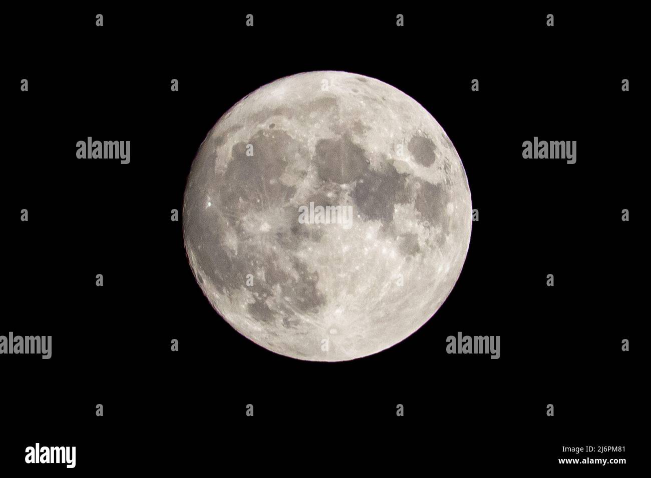 Lune de neige. Super pleine lune avec fond sombre. Madrid. Espagne. Europe. Photographie horizontale. 24. Février. 2024. Lune. Supermoon. Soufre. Banque D'Images