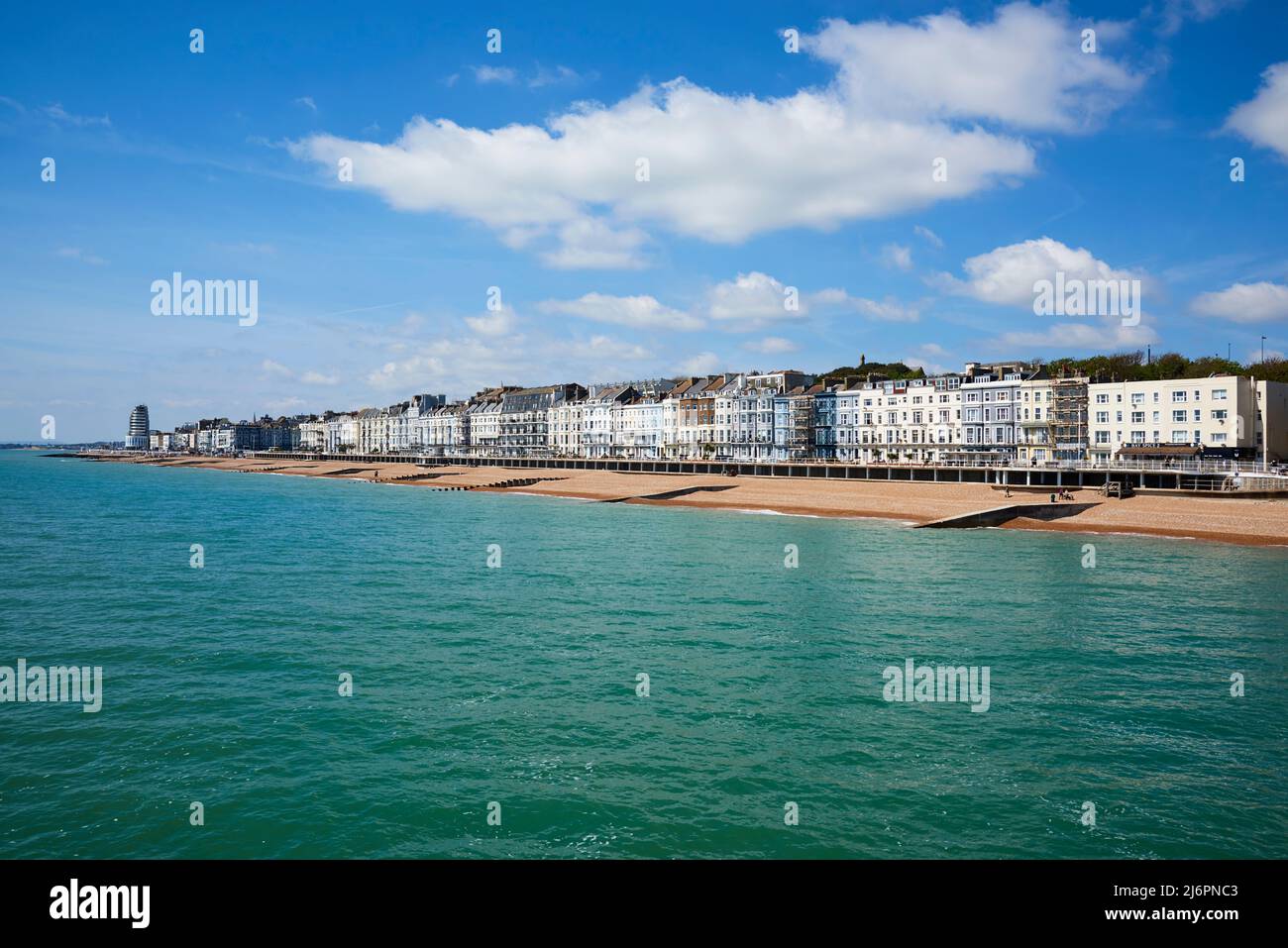 Hastings et St Leonards front de mer, East Sussex UK, depuis la jetée, vers l'ouest Banque D'Images