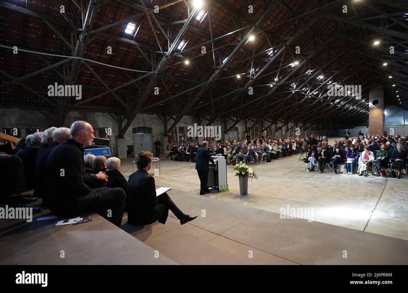 03 mai 2022, Hambourg: Detlef Garbe (M), Stiftung Hamburger Gedenkstätten und Lernorte zur Erinnerung an die Opfer der NS-Verbrechen, s'exprime lors de la cérémonie de commémoration au Mémorial du camp de concentration de Neuengamme à l'occasion du 77th anniversaire de la fin de la guerre et de la libération des prisonniers. Survivants ainsi que les associations membres de l'Amicale internationale KZ Neuengamme et d'autres parents d'anciens prisonniers du camp de concentration de Neuengamme de Belgique, Danemark, Allemagne, France, Croatie, Les pays-Bas, la Pologne, l'Espagne et l'Ukraine ont participé à la réunion Banque D'Images