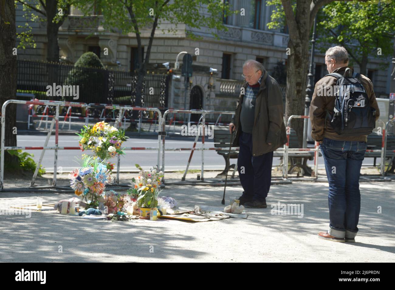 Journée mondiale de la liberté de la presse - mémorial de l'Ukraine à Unter den Linden devant l'ambassade de Russie à Berlin, Allemagne - 3 mai 2022. Banque D'Images