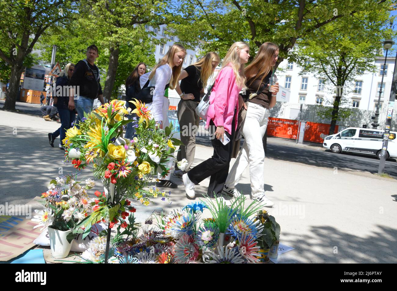 Journée mondiale de la liberté de la presse - mémorial de l'Ukraine à Unter den Linden devant l'ambassade de Russie à Berlin, Allemagne - 3 mai 2022. Banque D'Images