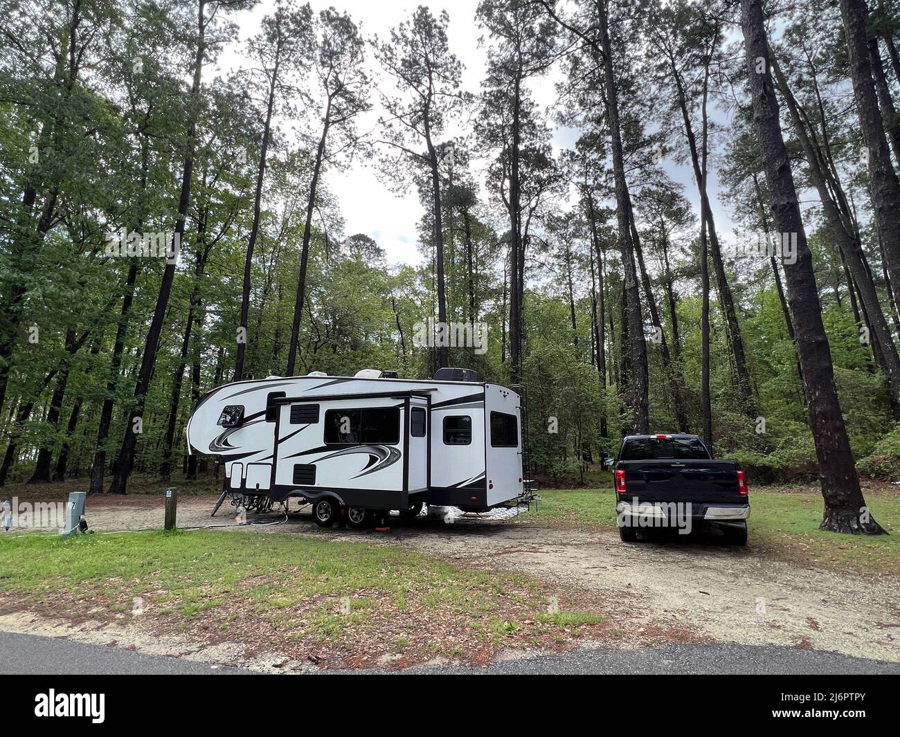 Un camping-car de cinquième roue est installé pour le camping au parc national de Santee en Caroline du Sud, aux États-Unis. Banque D'Images