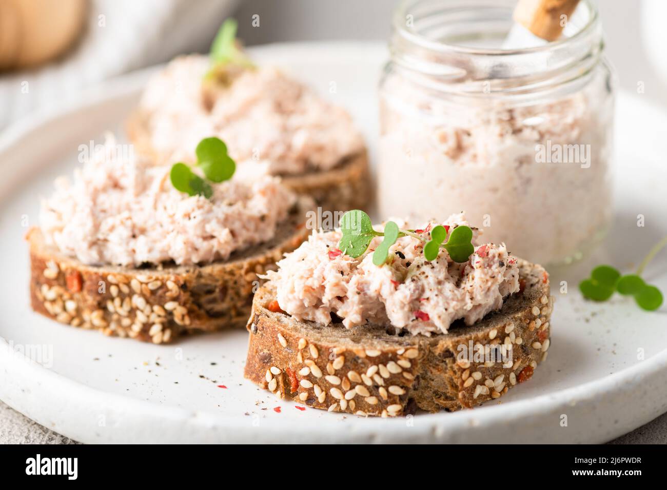 bruschetta avec pate de thon, rillettes de poisson Banque D'Images