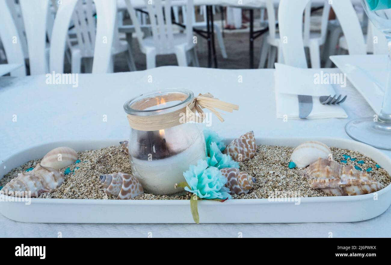 Décorations aux chandelles pour la célébration de la veille du milieu de l'été sur la plage Banque D'Images