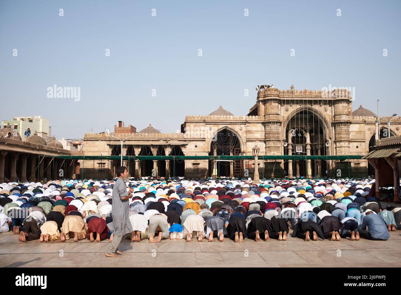 3 mai 2022. Ahmedabad, Inde: Un homme se précipite pour rejoindre les prières d'Eid à la mosquée de Jama d'Ahmedabad Banque D'Images