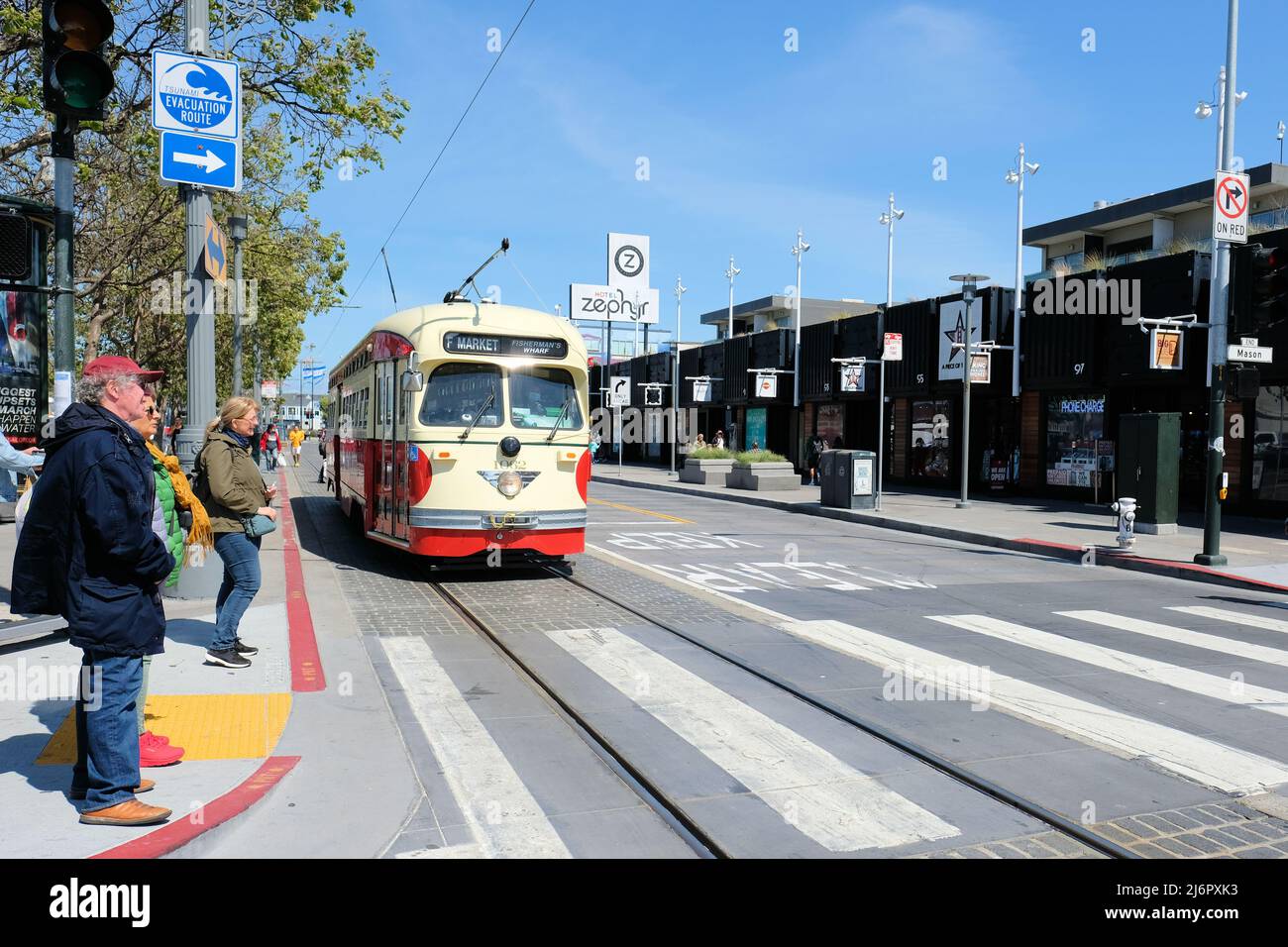 Le tramway F Line muni près de Fisherman's Wharf, qui fait partie du système de transport en commun de San Francisco, en Californie ; journée ensoleillée dans la région de la baie, aux États-Unis. Banque D'Images