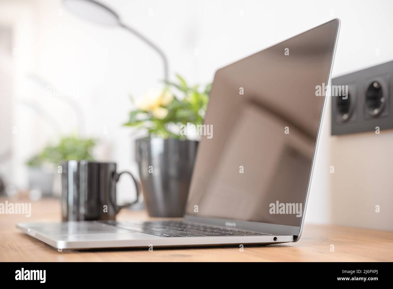Ordinateur portable fin sur le bureau du bureau. Mise au point sélective. Banque D'Images