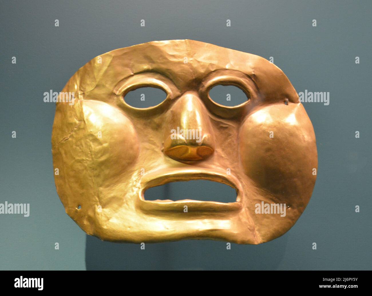 Masque d'or prétolumbien trouvé en Colombie. Musée des Beaux-Arts de Houston Banque D'Images