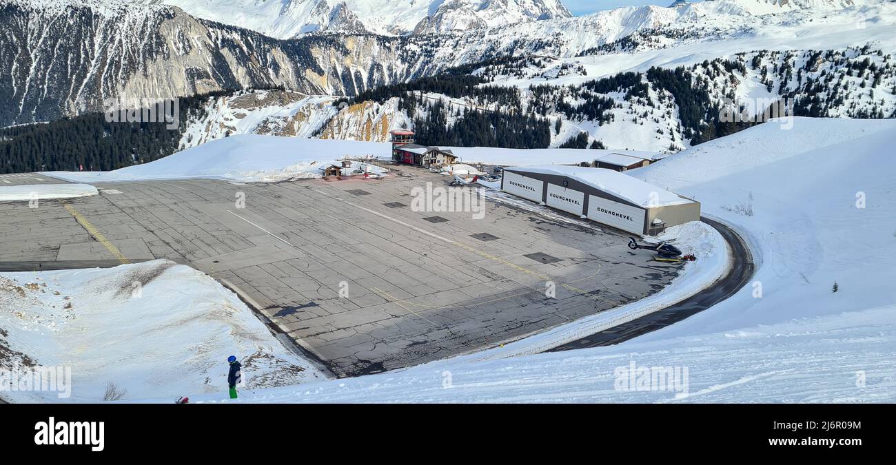 Courchevel, France - février 3 2022 : la piste de l'aéroport de montagne de Courchevel dans les Alpes françaises avec les montagnes enneigées dans le sous-groupe Banque D'Images