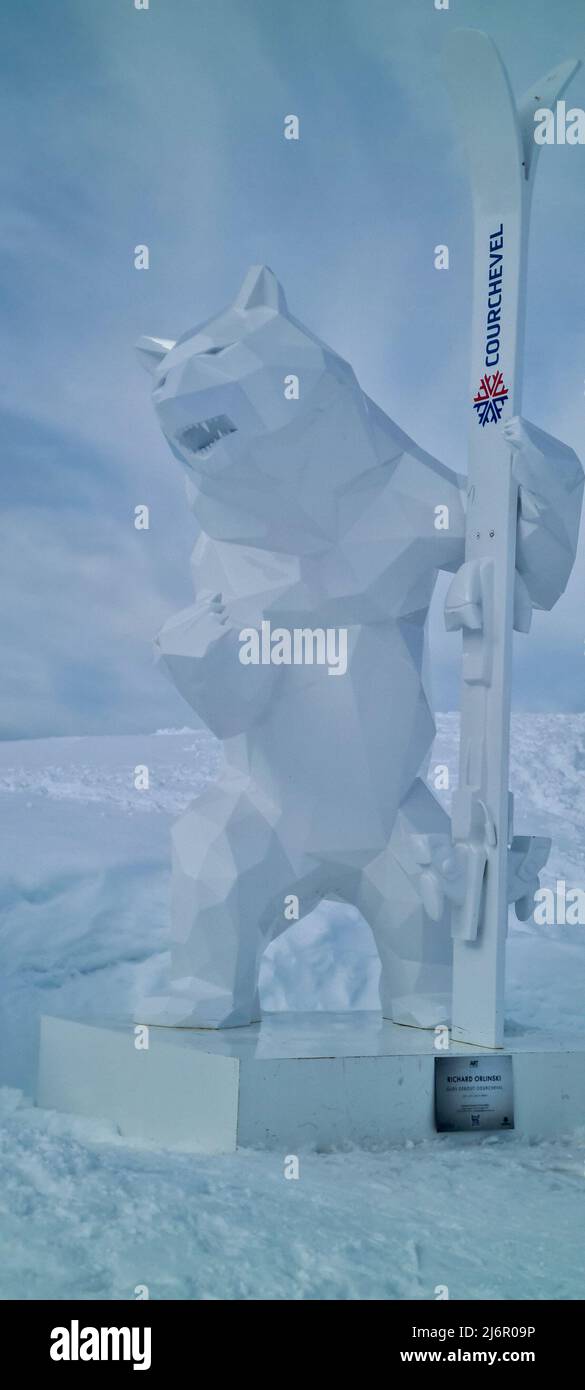 Courchevel, France - février 3 2022 : sculpture d'ours blanc avec skis dans  la patte d'ours de la station de ski de Courchevel 'les trois Vallees' en  français Photo Stock - Alamy