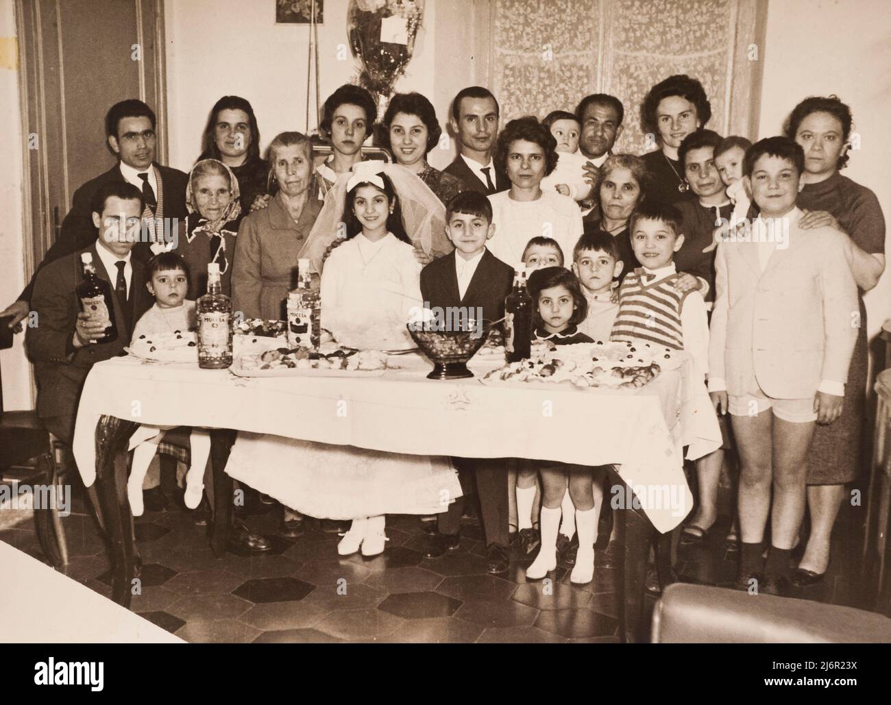 Italie fête d'une famille italienne pour la première communion en 1962 Banque D'Images