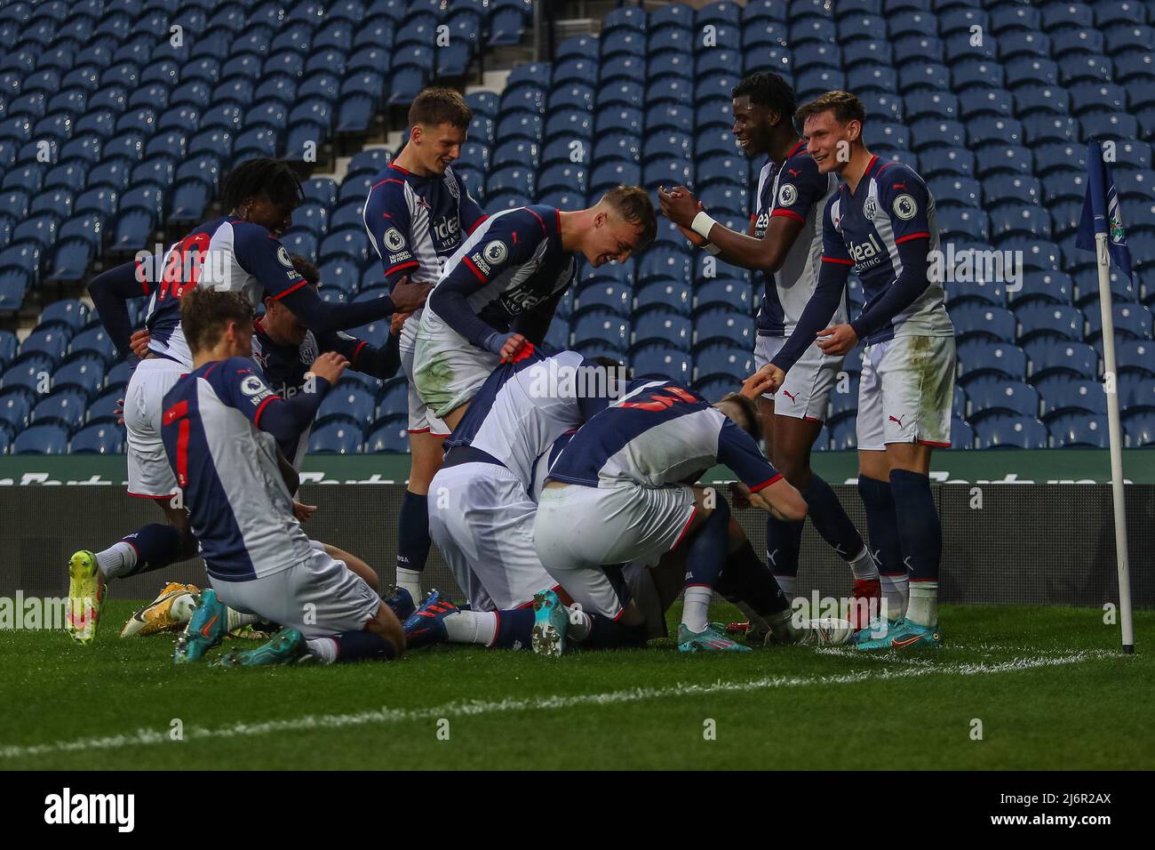 West Bromwich les joueurs d'Albion célèbrent Caleb Taylor #33 de West Bromwich Albion but de faire 1-0 à West Bromwich, Royaume-Uni le 5/3/2022. (Photo de Gareth Evans/News Images/Sipa USA) Banque D'Images