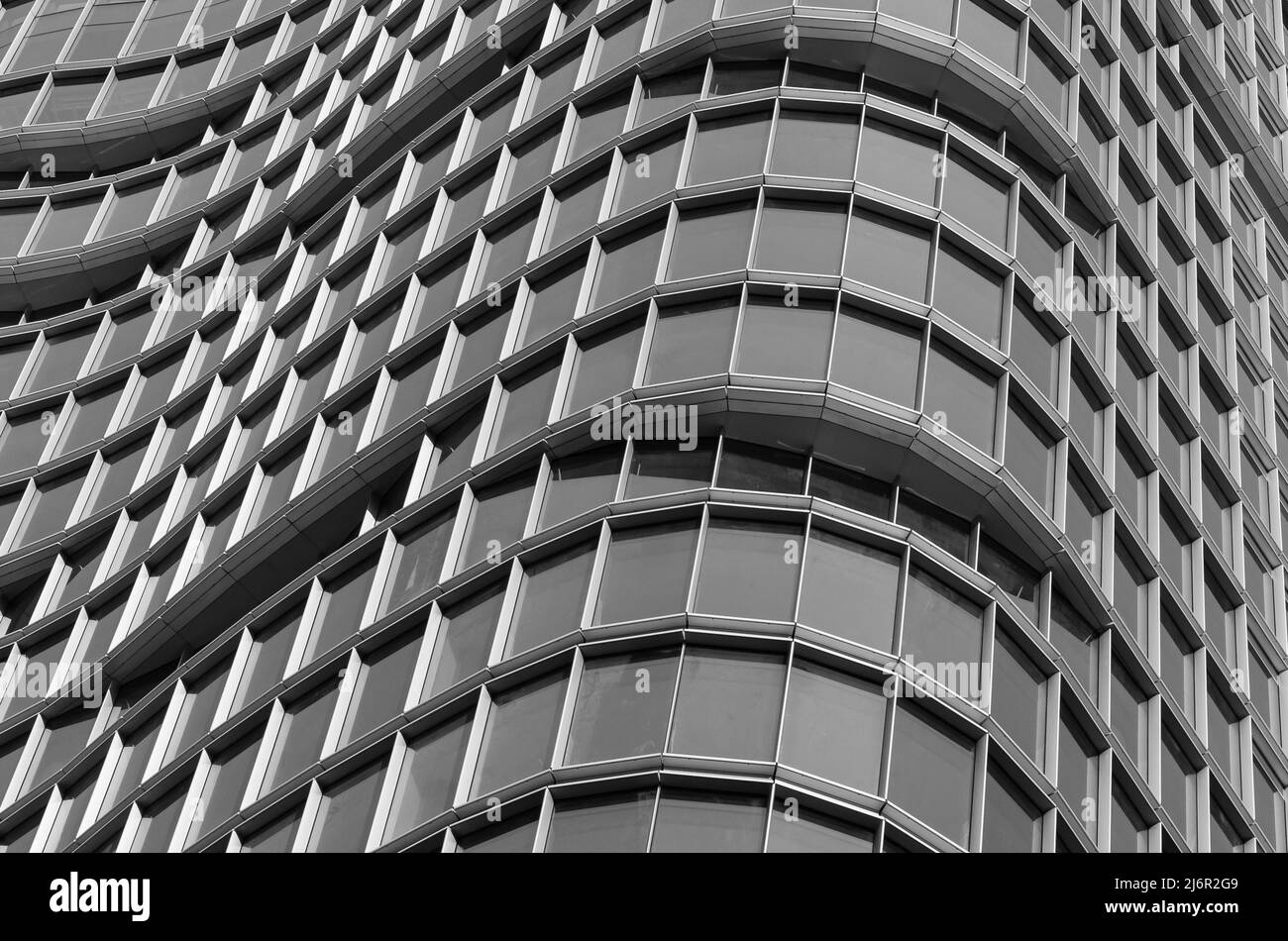 Architecture façade extérieure vue sur un mur de bâtiment moderne avec lumières et ombres. L'architecture urbaine moderne est un bâtiment en forme de vagues, un arrière-plan abstrait Banque D'Images