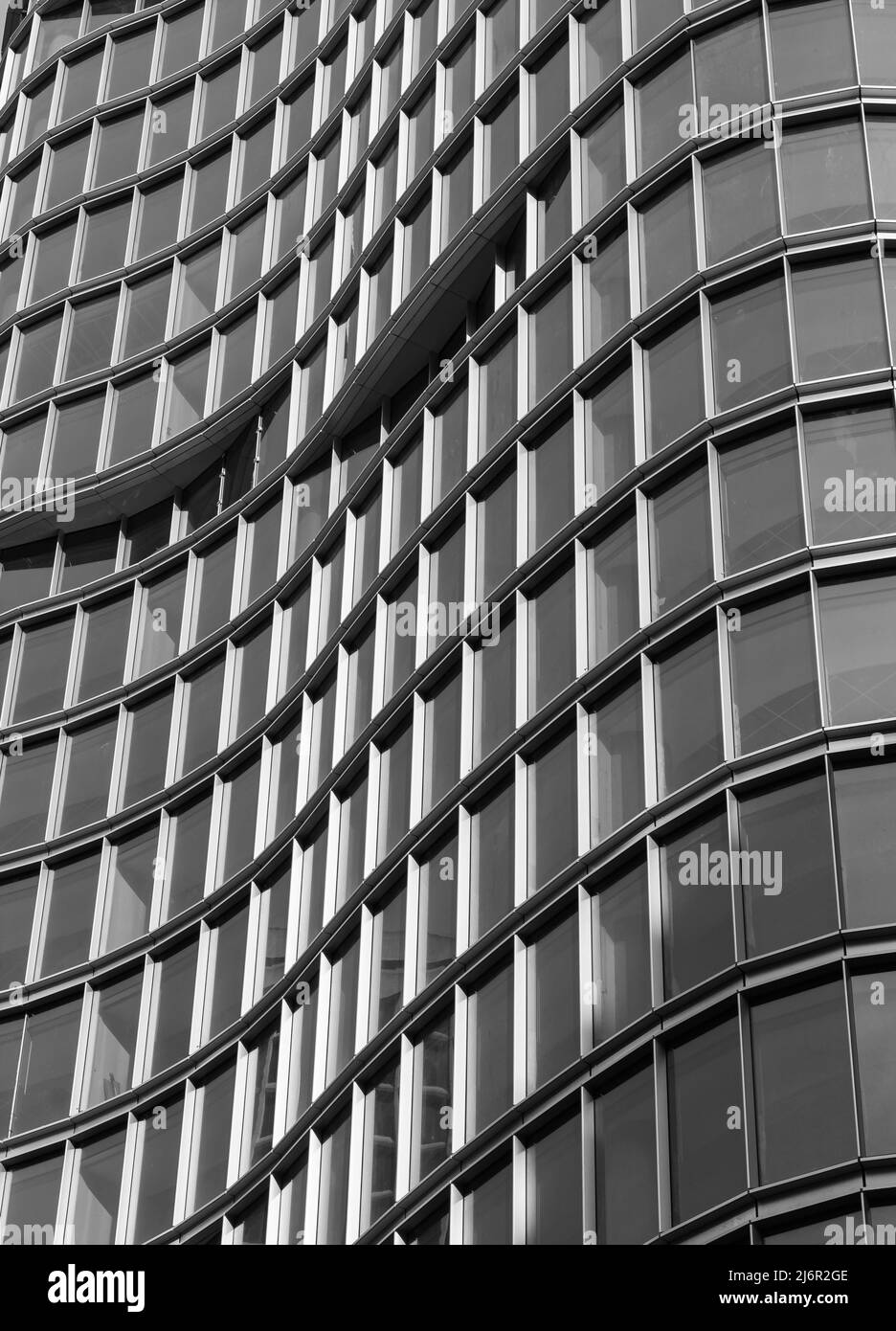 Architecture façade extérieure vue sur un mur de bâtiment moderne avec lumières et ombres. L'architecture urbaine moderne est un bâtiment en forme de vagues, un arrière-plan abstrait Banque D'Images
