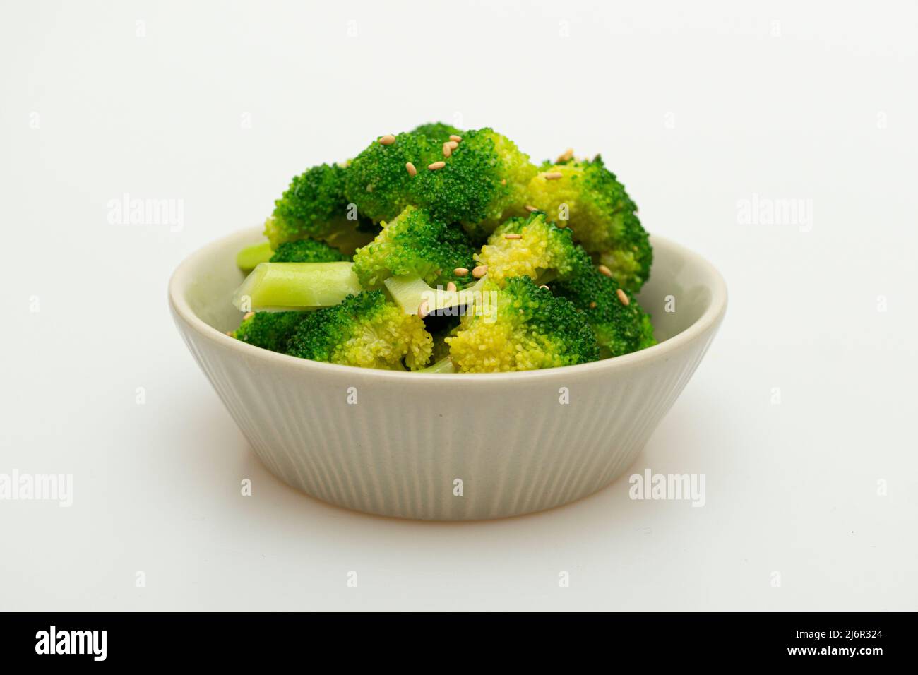 Plat cuit au brocoli soigneusement servi dans un bol Banque D'Images