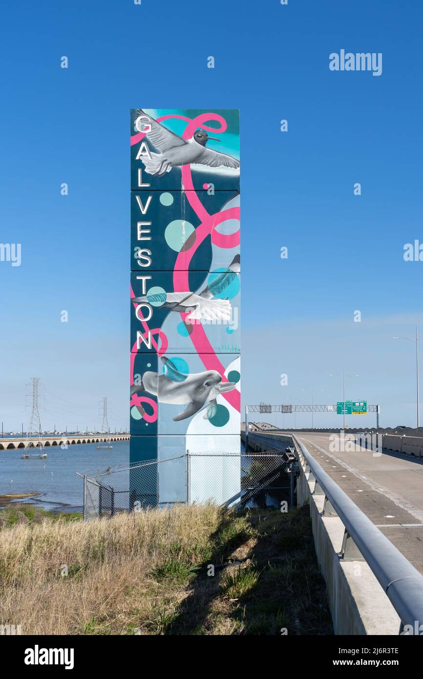 Galveston, Texas, États-Unis - 12 mars 2022 : panneau de bienvenue Galveston à côté de la Gulf Freeway à Galveston, Texas, États-Unis. Galveston est une ville insulaire du Texas. Banque D'Images