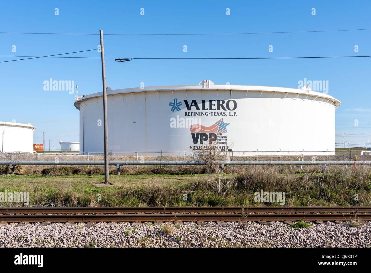 Texas City, TX, Etats-Unis - 12 février 2022 : le signe Valero sur le réservoir d'huile. Banque D'Images