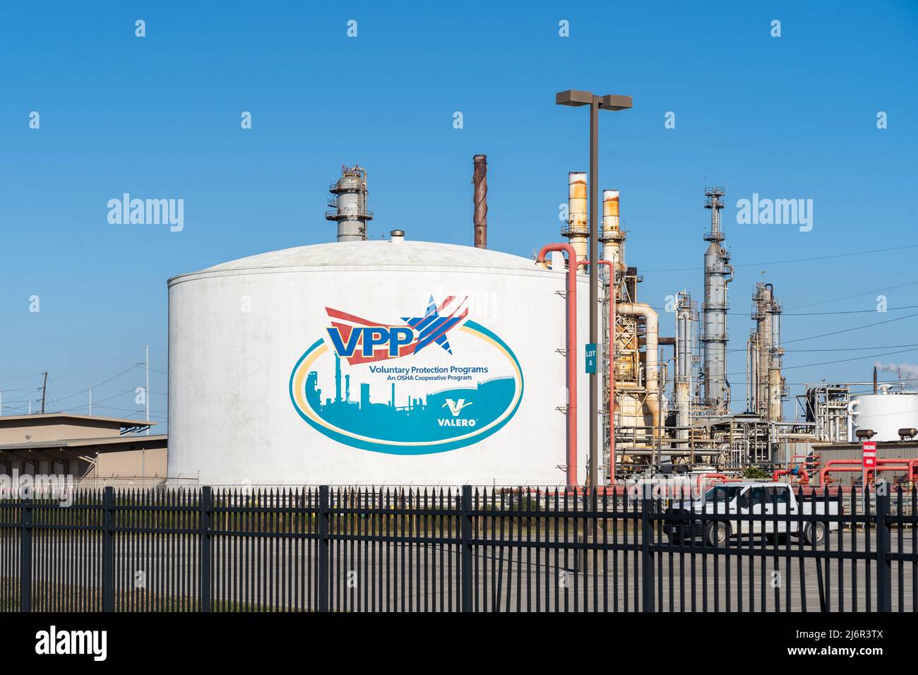 Texas City, TX, USA - 12 février 2022 : le panneau VPP sur le réservoir de pétrole d'une raffinerie . Banque D'Images