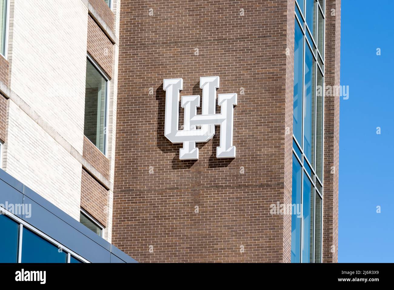 Houston, Texas, États-Unis - 13 mars 2022 : logo de l'Université de Houston sur le bâtiment à Houston, Texas, États-Unis. Banque D'Images