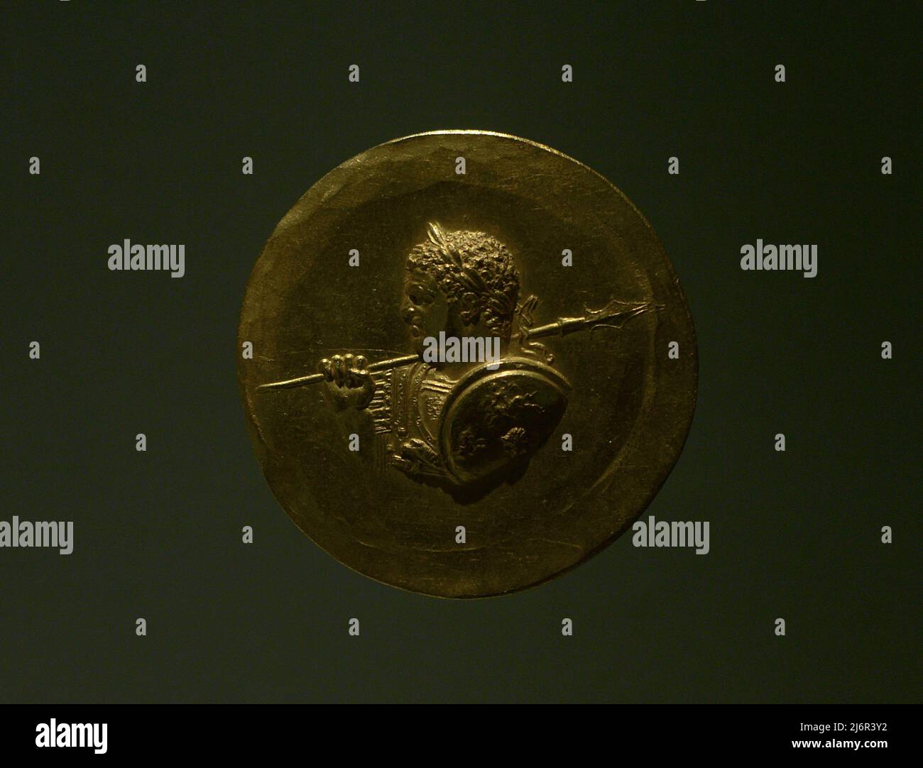 Medaillon représentant un buste cuirassé et lauréat de l'empereur romain Caracalla (188-217). Médaillons d'Aboukir. 3rd-4th siècles. Trouvé dans Abukir (Egypte). Grec. Or. Musée Calouste Gulbenkian. Lisbonne, Portugal. Banque D'Images