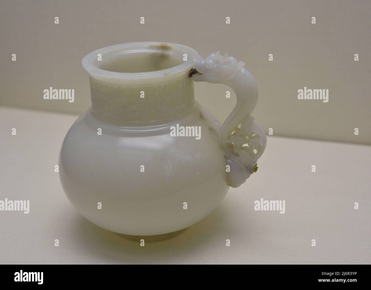 Verseuse conçue pour Ulugh Beg (1394-1449). Règle Timurid de 1417 à 1449. Période Timurid (env. 1370-1507). Asie centrale, Samarkand. Jade blanc (néphrite). Musée Calouste Gulbenkian. Lisbonne, Portugal. Banque D'Images