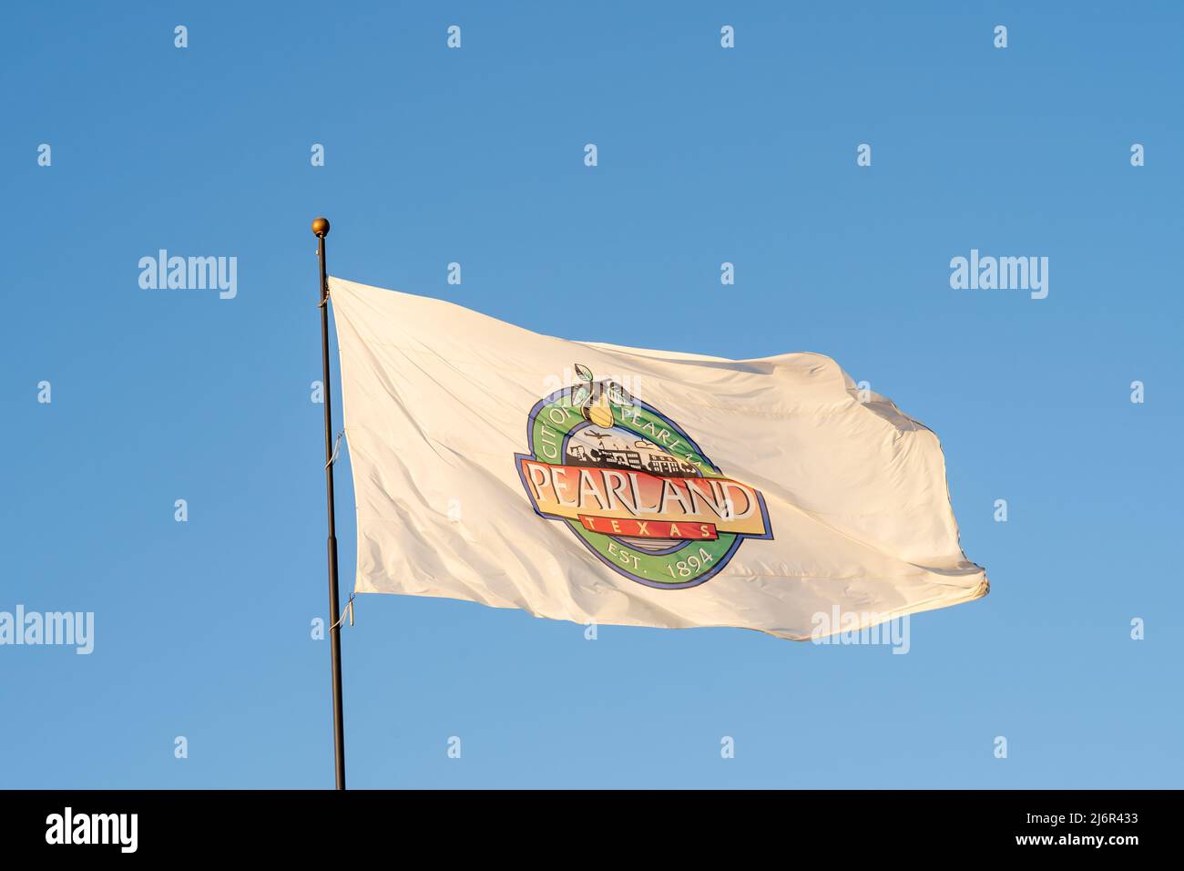 Drapeau de Pearland agitant dans le vent avec ciel bleu en arrière-plan. Pearland est une ville de l'État américain du Texas. Banque D'Images