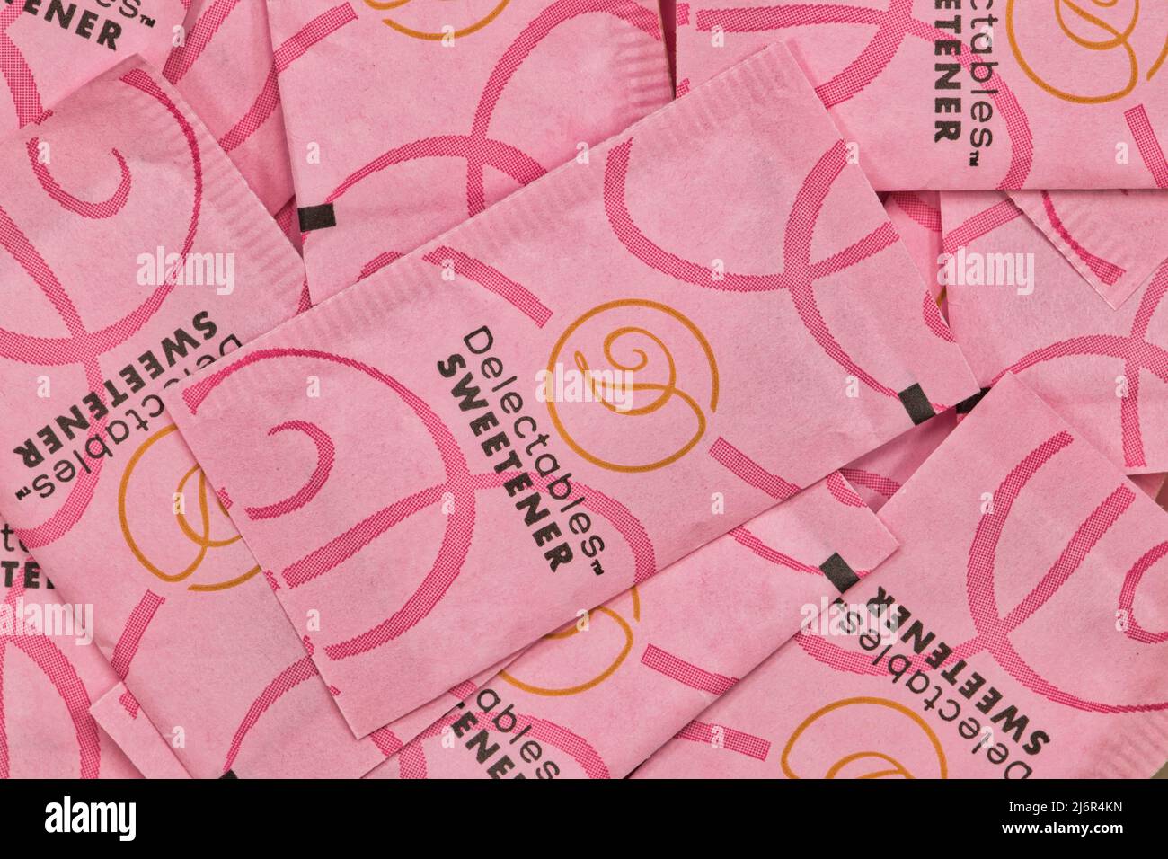 Houston, Texas États-Unis 04-28-2022: Sachets de sucre de substitution d'édulcorant délectables dispersés librement, directement au-dessus de gros plan. Photographie de produit d'entreprise. Banque D'Images