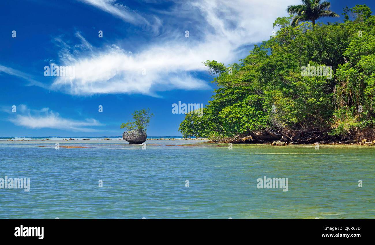 Caraïbes Beauitiful isolé bleu récif lagon paysage, un bloc isolé, forêt de mangroves, ciel bleu nuages moelleux - Port Antonio, San San Banque D'Images