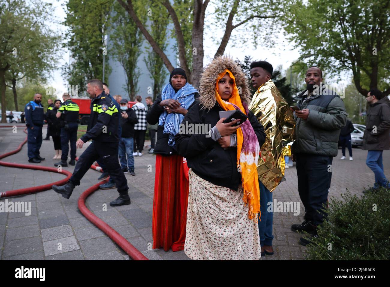 2022-05-03 20:05:16 DORDRECHT - pompiers à un appartement sur le Dortse Troelstraweg. Les pompiers sont sur place avec plusieurs véhicules et d'autres services d'urgence sont présents. Le bâtiment a été expulsé et les résidents sont reçus plus bas dans la rueANP ARIE KIEVIT pays-bas dehors - belgique dehors Banque D'Images