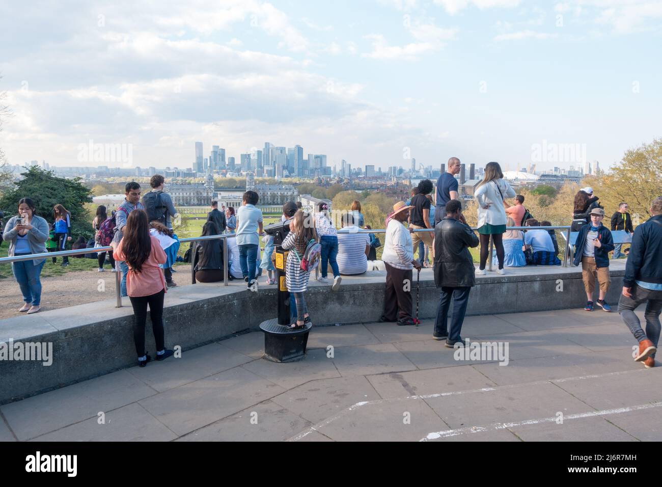 Les visiteurs du Greenwich Park profitent de la vue emblématique des gratte-ciels de l'est de Londres Banque D'Images