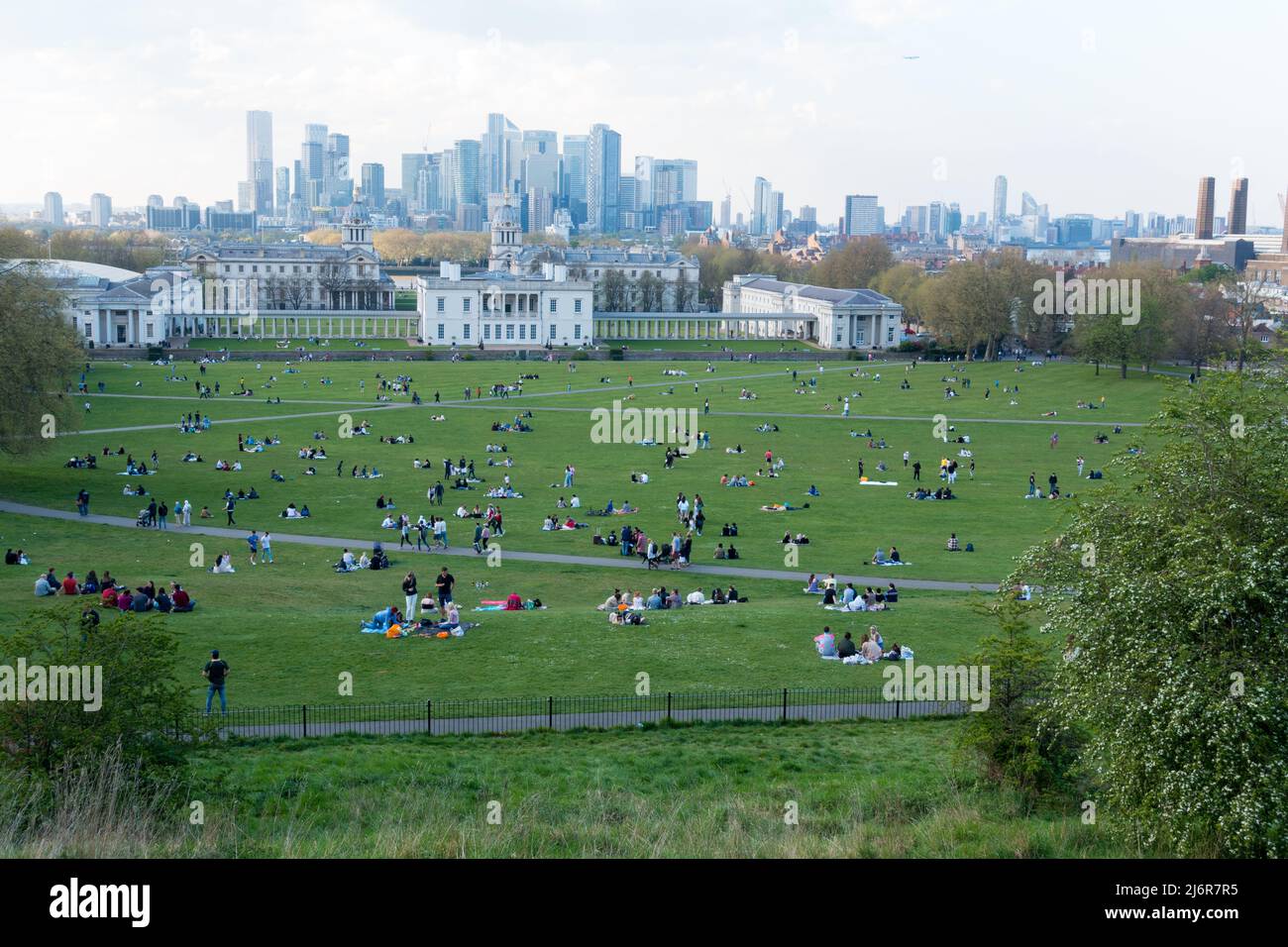 Les visiteurs du Greenwich Park profitent de la vue emblématique des gratte-ciels de l'est de Londres Banque D'Images