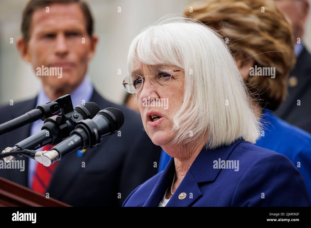 Le sénateur Patty Murray (D-WA), aux côtés du caucus démocrate du Sénat, dénonce le projet de décision divulgué par la Cour suprême des États-Unis, qui allait retourner Roe c. Wade et permettre aux États d’interdire l’avortement au Capitole à Washington, DC, le 3 mai 2022. Crédit: Samuel Corum / CNP Banque D'Images