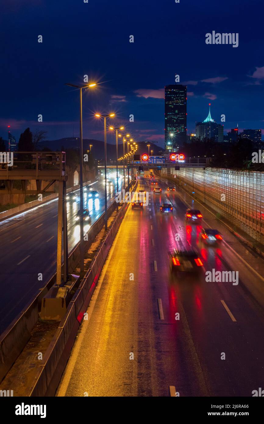 Wien, Vienne: Autoroute Donauufer Autobahn A22, pistes légères de voitures, route humide de pluie, DC Tower 1 en 22. Donaustadt, Wien, Autriche Banque D'Images