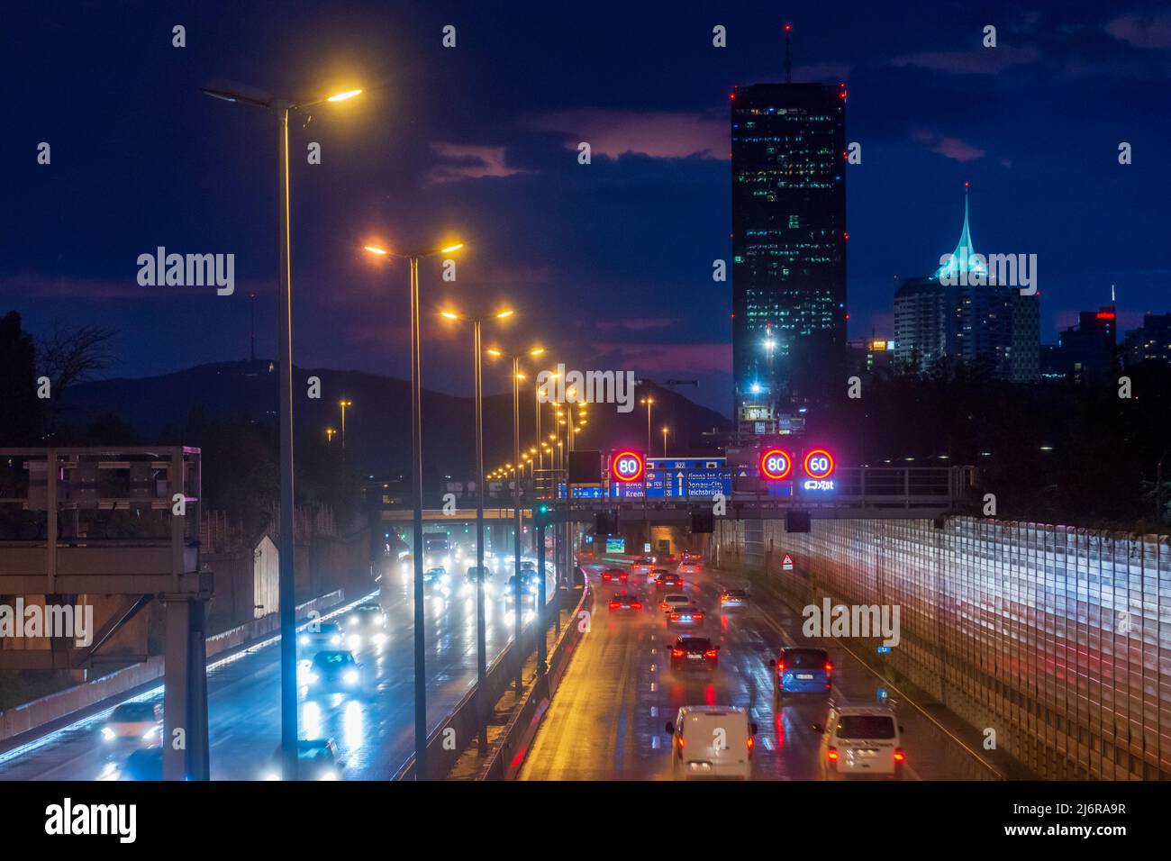 Wien, Vienne: Autoroute Donauufer Autobahn A22, pistes légères de voitures, route humide de pluie, DC Tower 1 en 22. Donaustadt, Wien, Autriche Banque D'Images