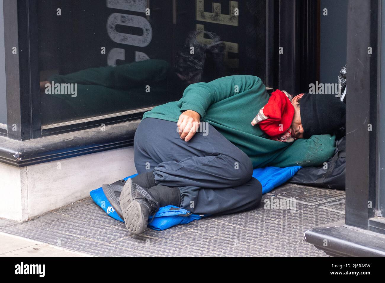Windsor, Berkshire, Royaume-Uni. 3rd mai 2022. Un homme sans abri dort dans le foyer d'un ancien magasin qui est en train d'être transformé en un autre café à Windsor. Crédit : Maureen McLean/Alay Live News Banque D'Images
