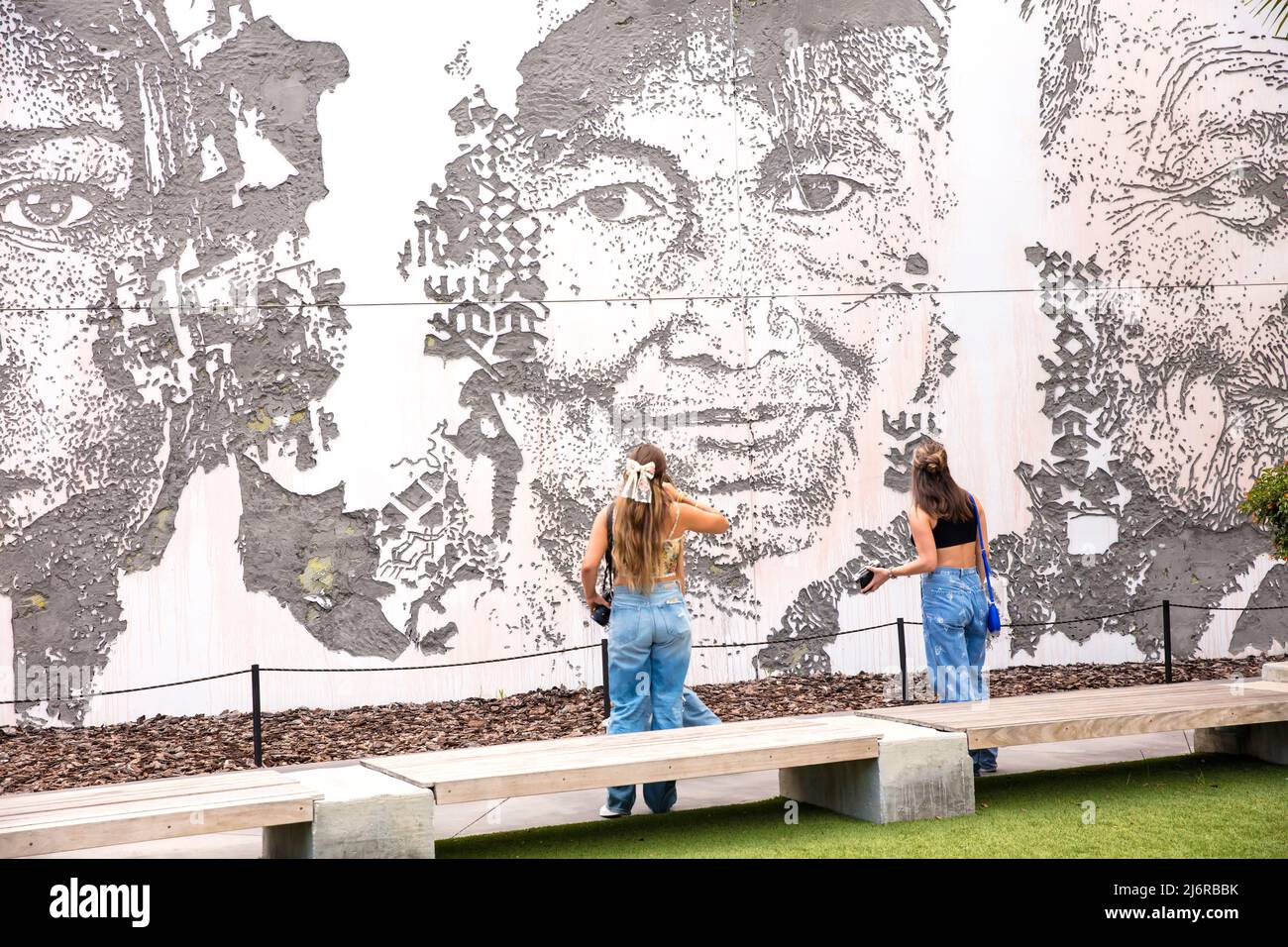 Deux femmes regardent l'art mural dans l'espace artistique de Wynwood Walls, Wynwood, Miami, Floride, États-Unis Banque D'Images