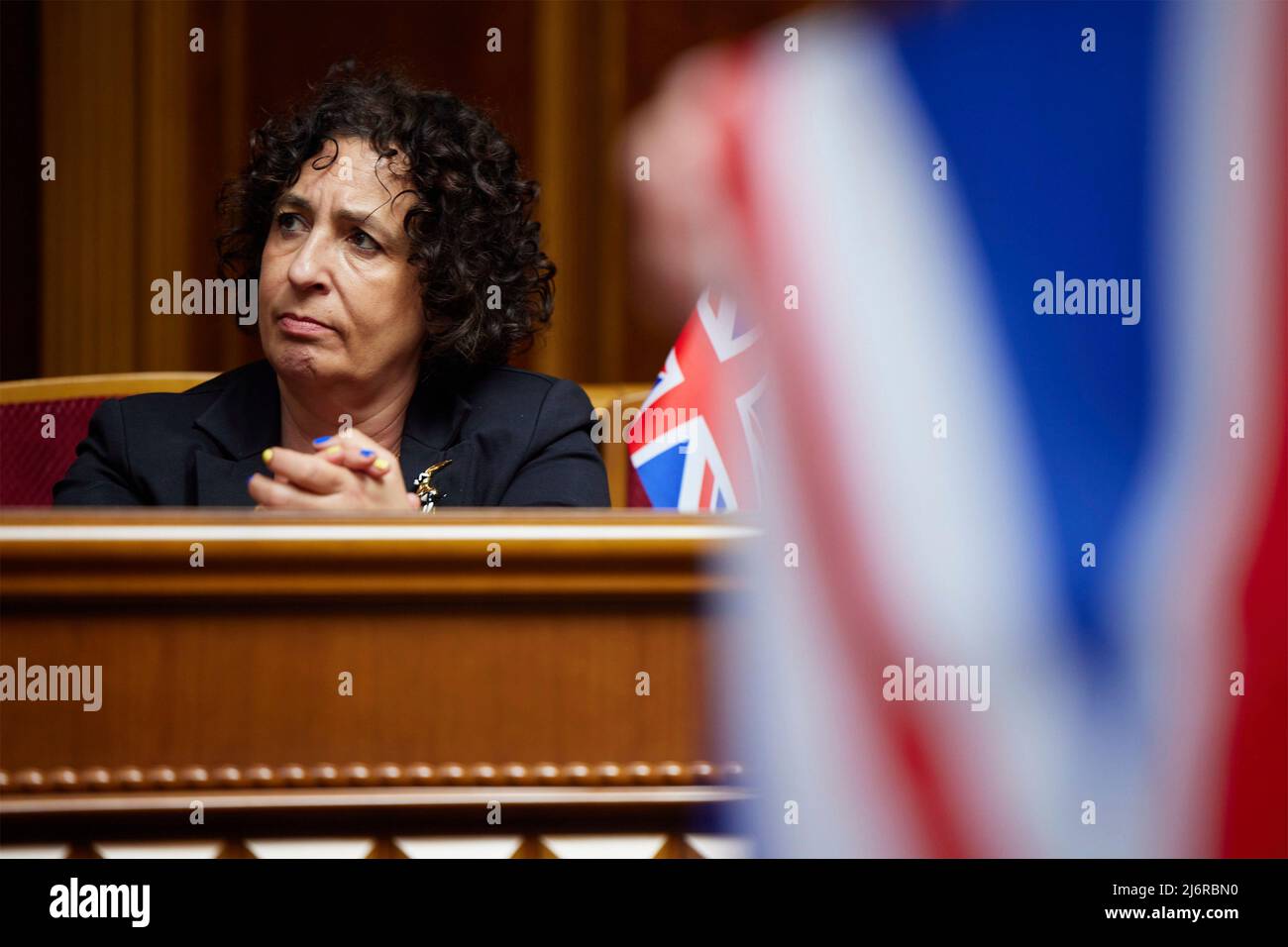 Kiev, Ukraine. 03 mai 2022. L'ambassadeur du Royaume-Uni en Ukraine, Melinda Simmons, écoute lors d'une session extraordinaire de la Verkhovna Rada ou du Parlement, le 3 mai 2022 à Kiev, en Ukraine. Le Premier ministre britannique Boris Johnson a prononcé une allocution sans précédent devant le Parlement par vidéoconférence, appelant la guerre « l’heure des plus belles d’Ukraine ». Credit: Présidence de l'Ukraine/Présidence de l'Ukraine/Alamy Live News Banque D'Images