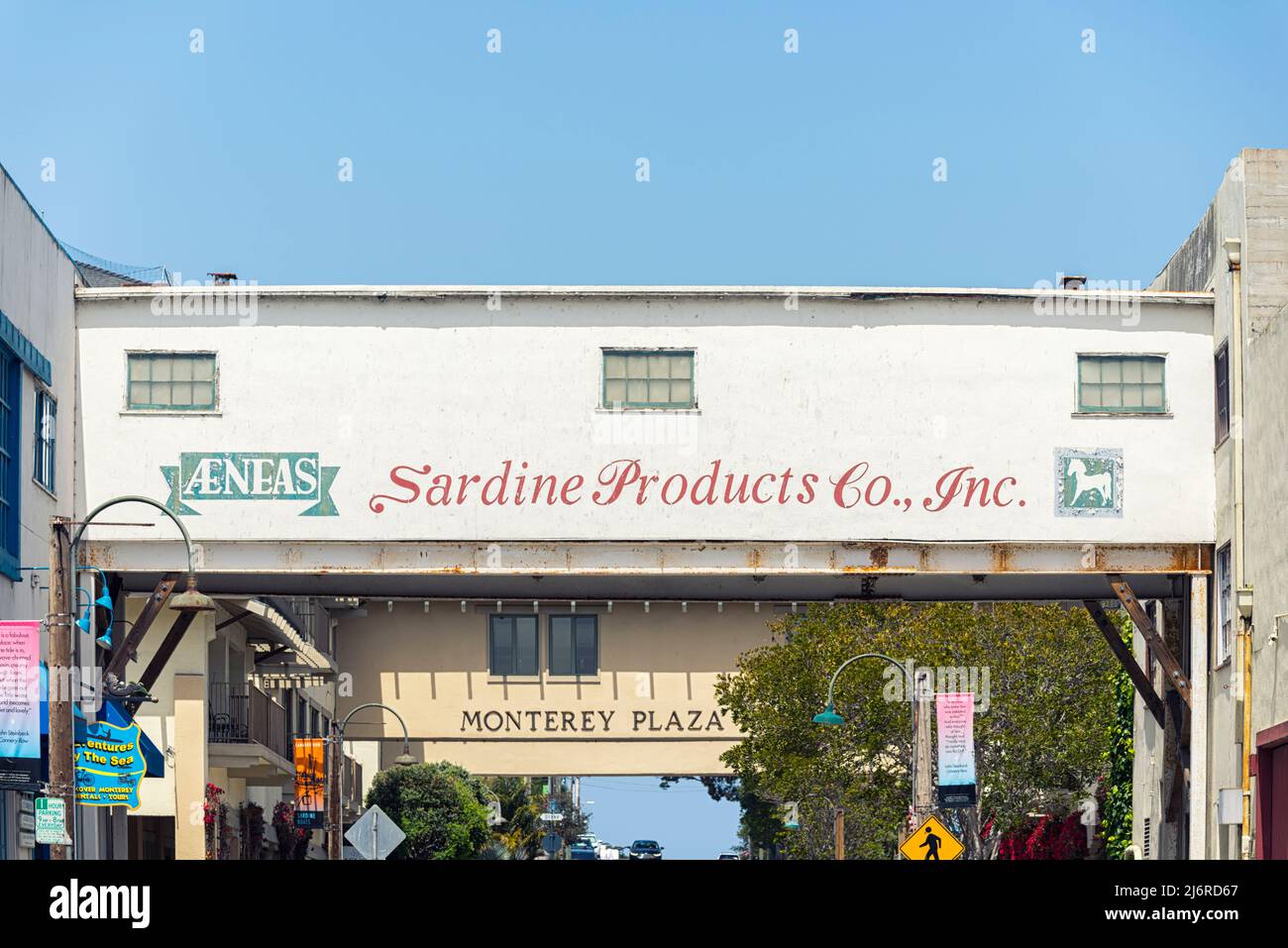 Bâtiments le long de Cannery Row le jour d'avril. Monterey, Californie, États-Unis. Banque D'Images